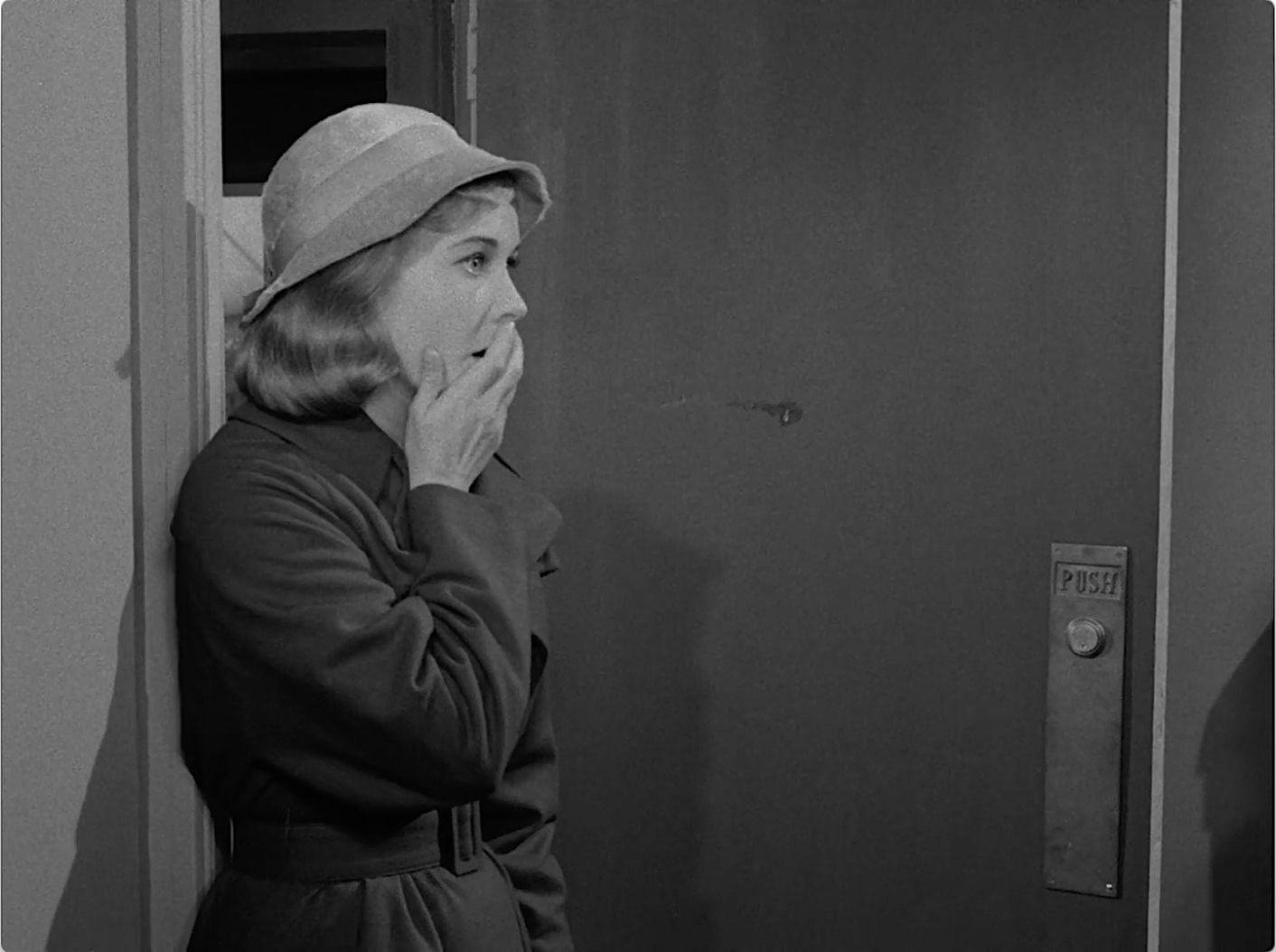_S01E21 Mirror Image (Feb.26.1960)-17.jpg