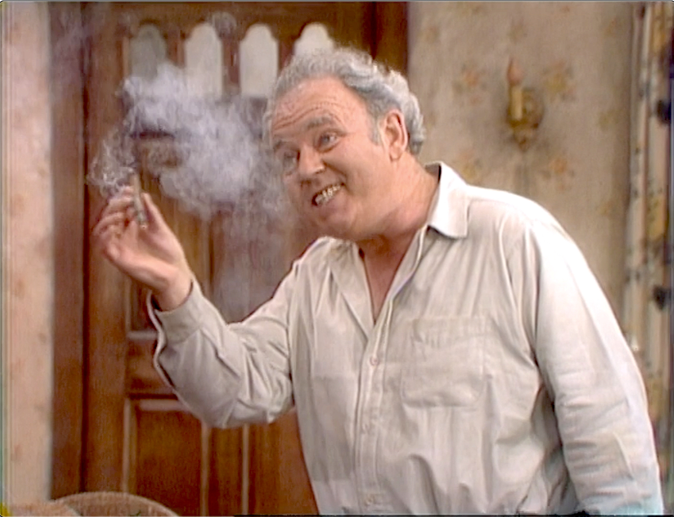 All In The Family S05E23 No Smoking (Mar.01.1975)-102.jpg
