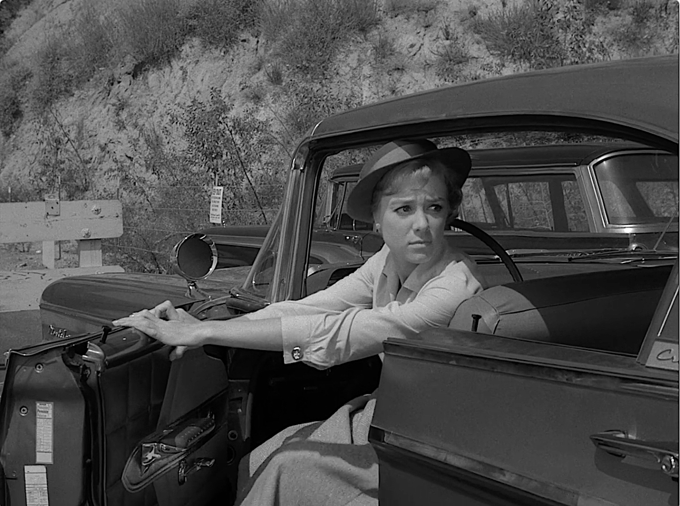 S01E16 The Hitch-Hiker (Jan.22.1960)-13.jpg