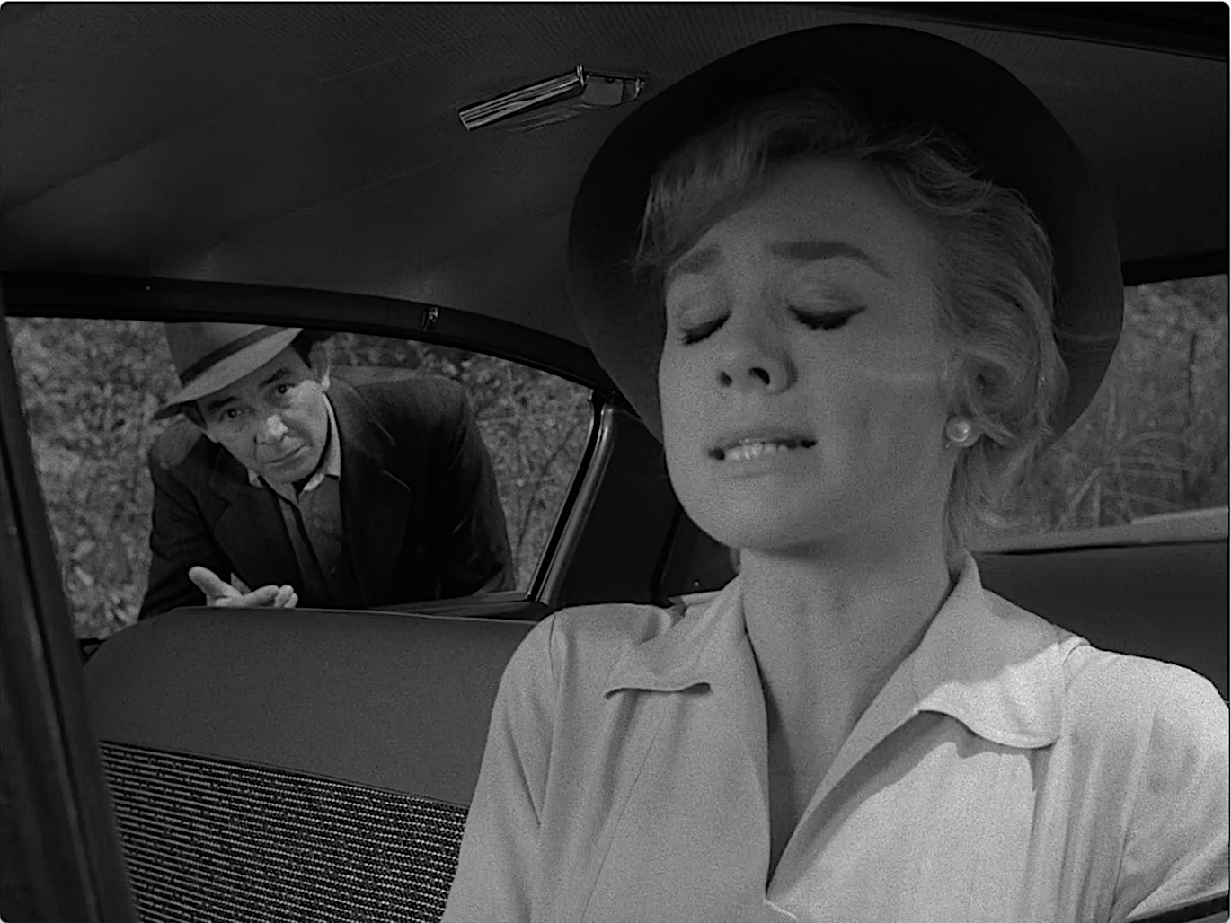 S01E16 The Hitch-Hiker (Jan.22.1960)-16.jpg