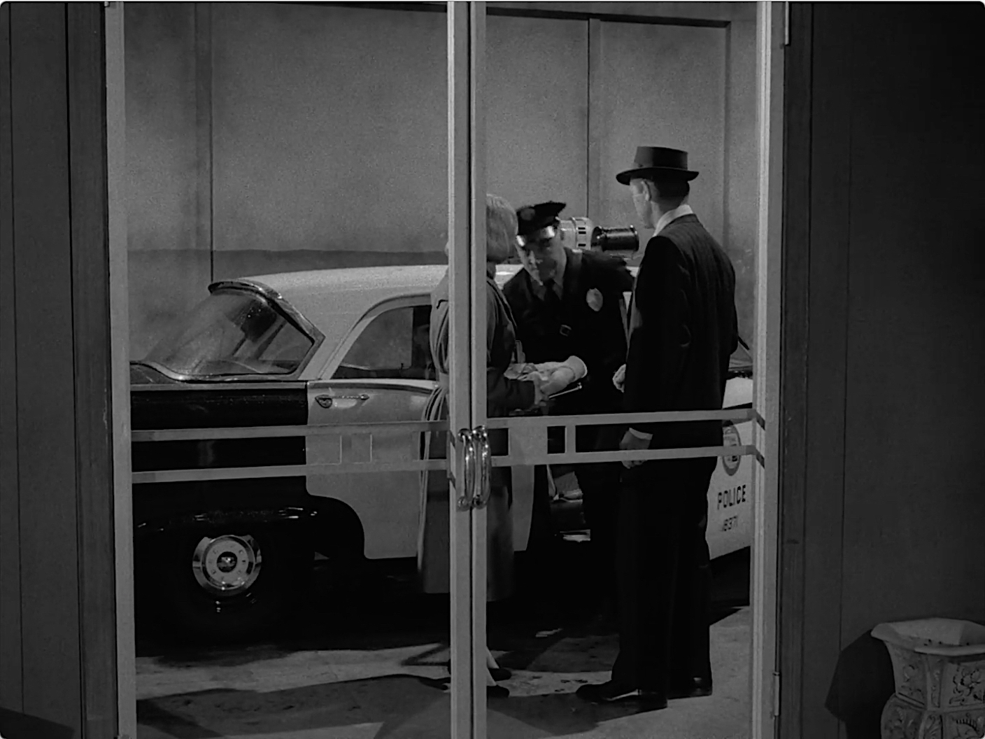 S01E21 Mirror Image (Feb.26.1960)-27.jpg