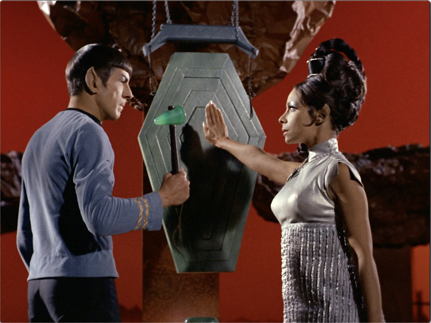 Star Trek S02E01 Amok Time (Sep.15.1967)-3.jpg
