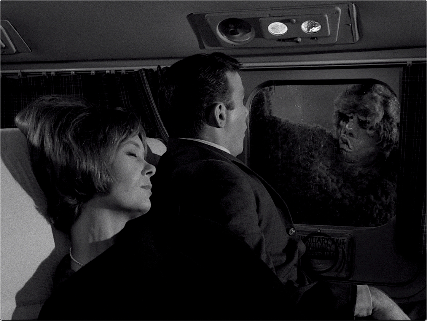 The Twilight Zone S05E03 Nightmare at 20,000 Feet (Oct.11.1963)-127.jpg