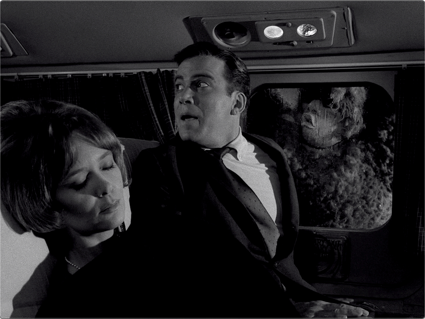 The Twilight Zone S05E03 Nightmare at 20,000 Feet (Oct.11.1963)-133.jpg