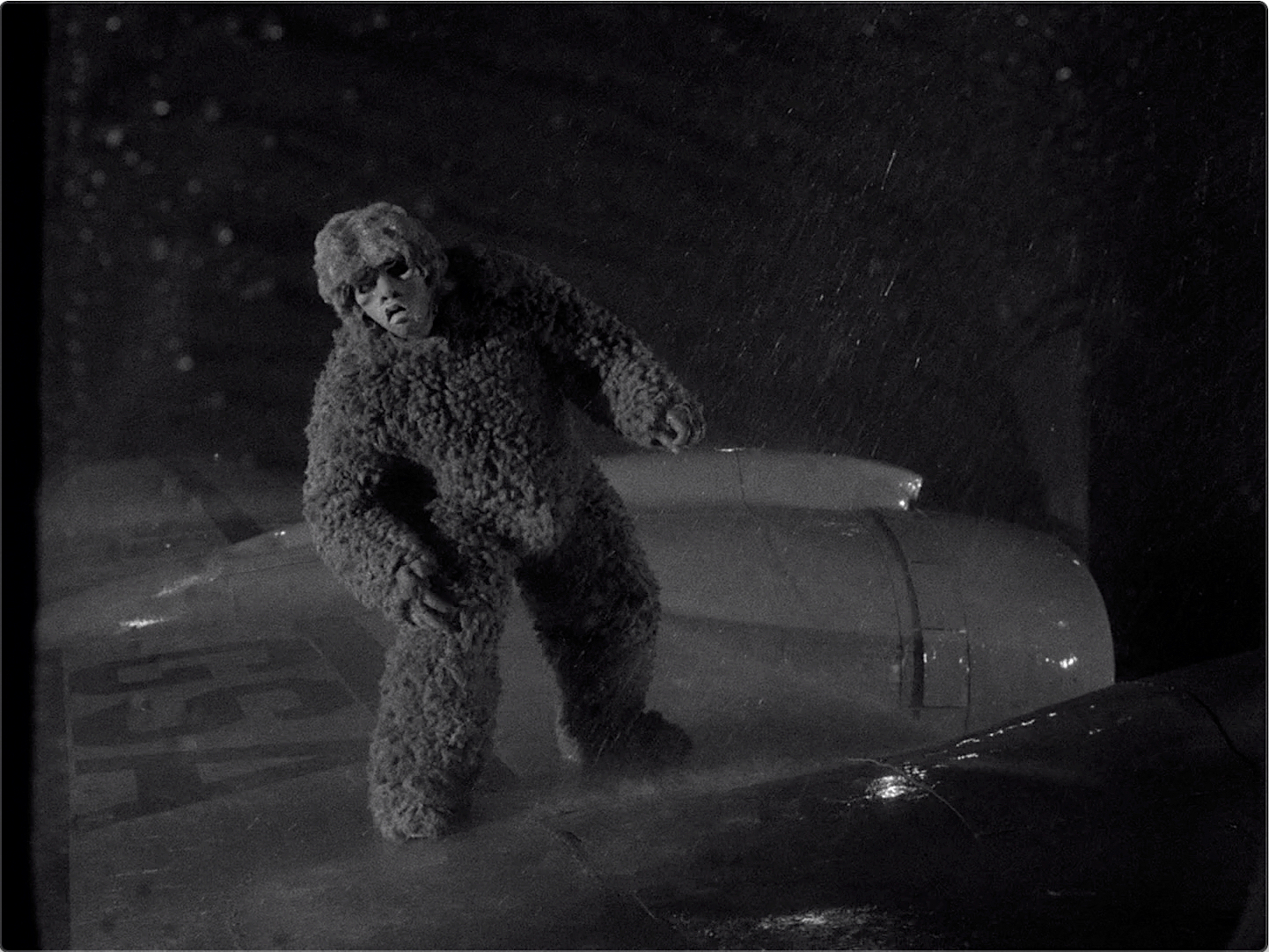 The Twilight Zone S05E03 Nightmare at 20,000 Feet (Oct.11.1963)-185.jpg