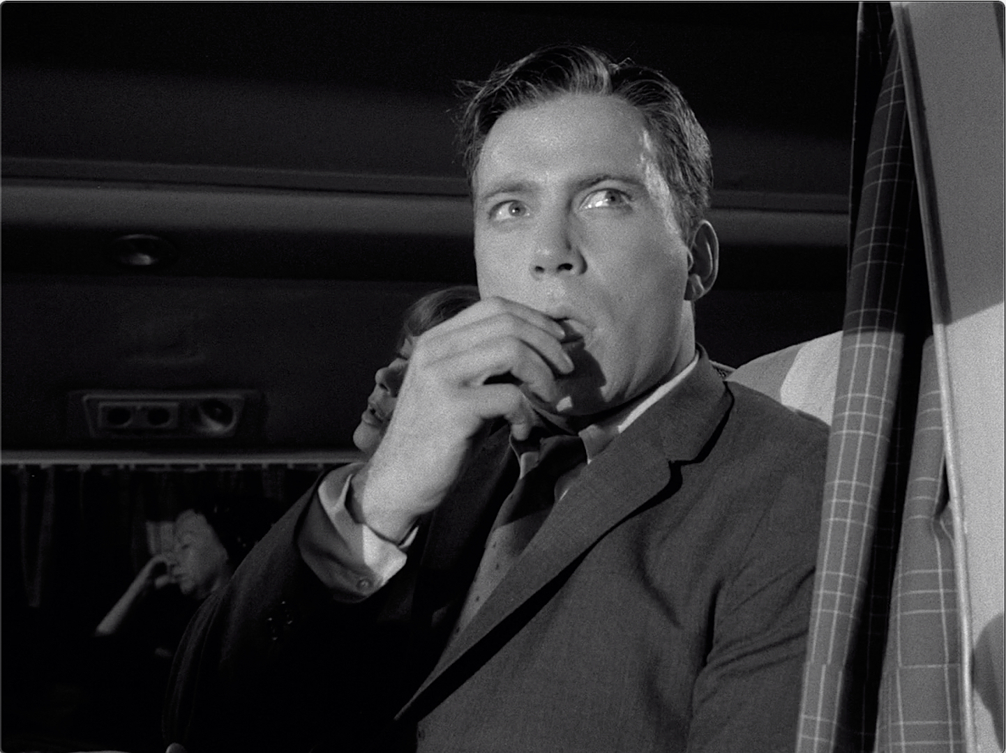 The Twilight Zone S05E03 Nightmare at 20,000 Feet (Oct.11.1963)-230.jpg