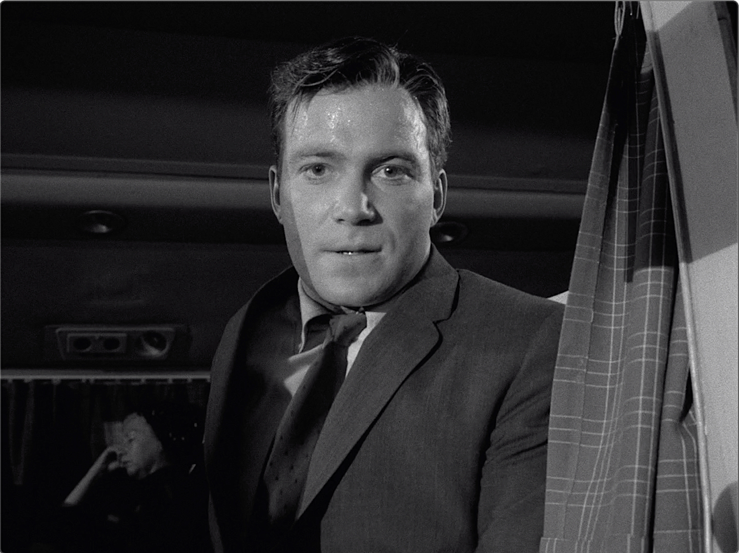 The Twilight Zone S05E03 Nightmare at 20,000 Feet (Oct.11.1963)-239.jpg