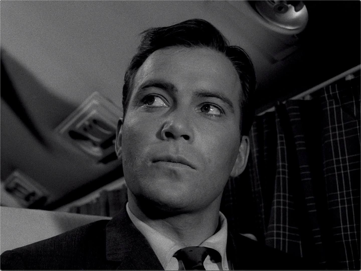 The Twilight Zone S05E03 Nightmare at 20,000 Feet (Oct.11.1963)-45.jpg