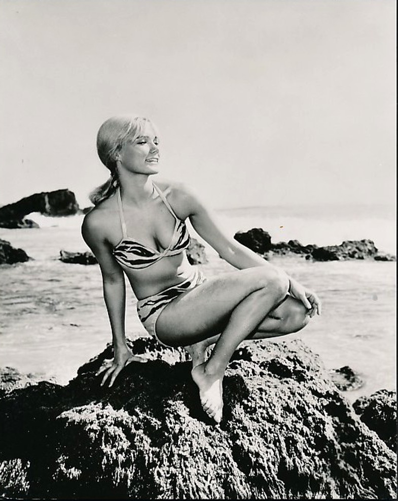 Yvette-Mimieux-bikini-1964.jpg