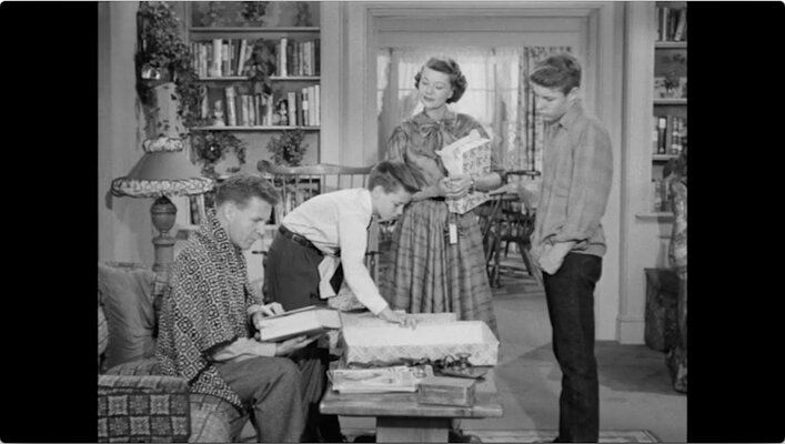 S01E13 Late Christmas Gift (Dec.26.1952)-2.jpg