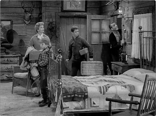 S02E13 Happy Weekend (Dec.25.1958)-9.jpg