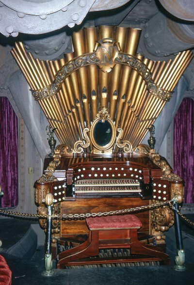 disneyland_1965-B15_nemo_organ.jpg