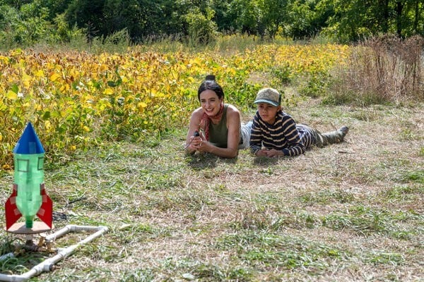 Krysten Ritter as Lucy and Zariella Langford as Charlie - Orphan Black: Echoes _ Season 1, Episode 1 - Photo Credit: Sophie Giraud/AMC Krysten Ritter as Lucy and Zariella Langford as Charlie - Orphan Black: Echoes _ Season 1, Episode 1 - Photo Credit: Sophie Giraud/AMC