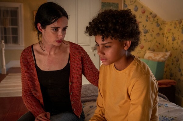 Krysten Ritter as Lucy and Zariella Langford as Charlie - Orphan Black: Echoes _ Season 1, Episode 1 - Photo Credit: Sophie Giraud/AMC Krysten Ritter as Lucy and Zariella Langford as Charlie - Orphan Black: Echoes _ Season 1, Episode 1 - Photo Credit: Sophie Giraud/AMC