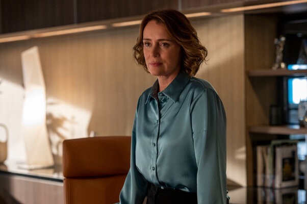 Keeley Hawes - Orphan Black: Echoes _ Season 1, Episode 2 - Photo Credit: Sophie Giraud/AMC