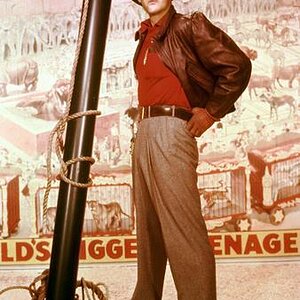 the-greatest-show-on-earth-charlton-heston-1952_a-L-9344196-8363144.jpg
