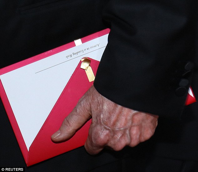 3DBD936000000578-4265340-Keepsake_Beatty_was_seen_carrying_the_Actress_envelope_with_him_-a-12_1488245654457.jpg