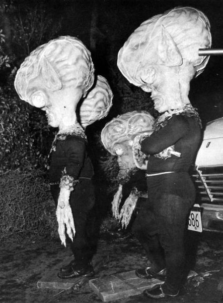 photo-invasion-of-the-saucer-men-1957-5.jpg